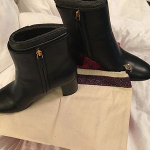 Blavk Beautiful ankle boots Leather